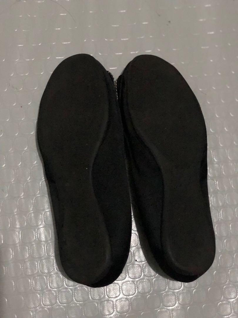 Roger Vivier flat shoes (Category: Flats & Sandals) located in Manila. Submitted by cbgapparel (Listing ID 238302274, Image 2). Description: .