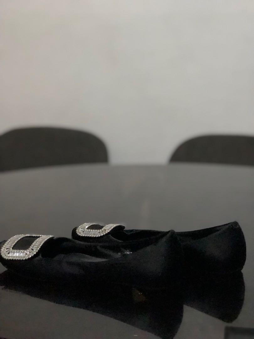 Roger Vivier flat shoes (Category: Flats & Sandals) located in Manila. Submitted by cbgapparel (Listing ID 238302274, Image 3). Description: .