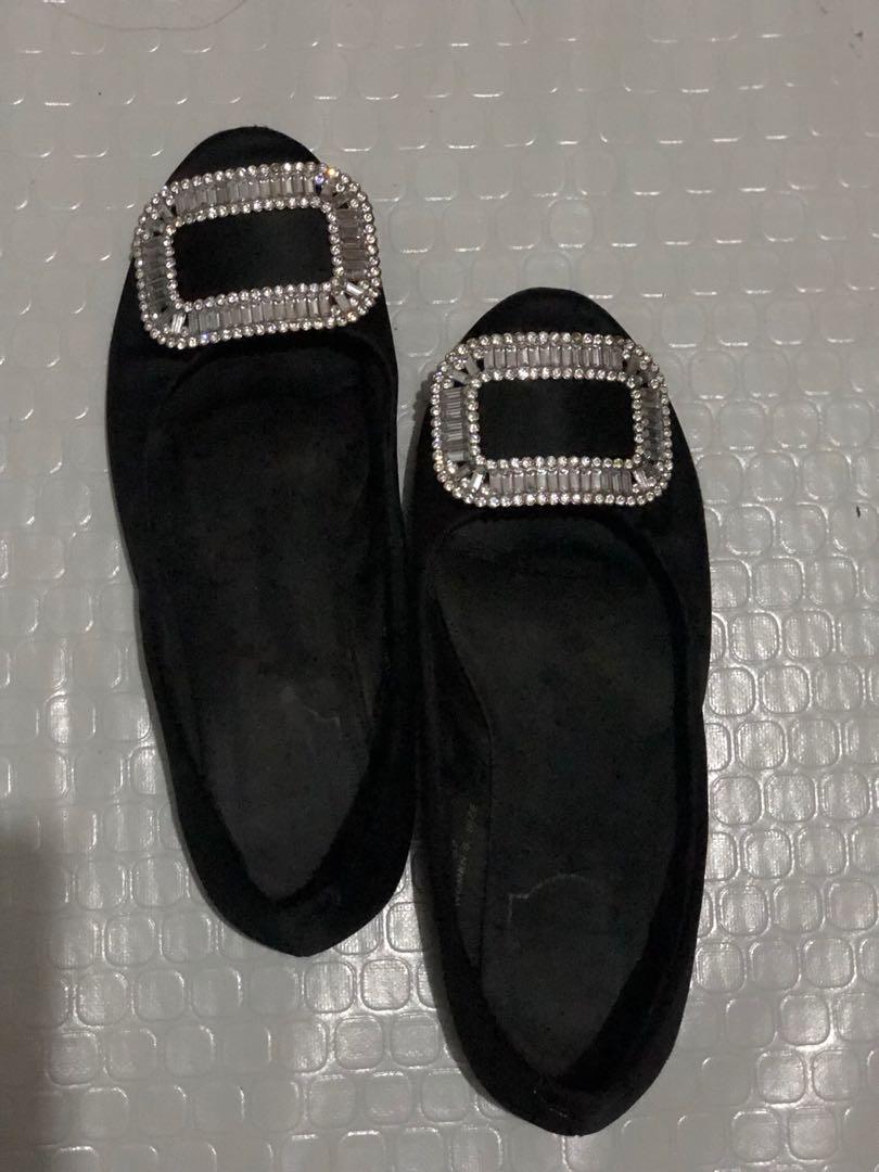 Roger Vivier flat shoes (Category: Flats & Sandals) located in Manila. Submitted by cbgapparel (Listing ID 238302274, Image 1). Description: .
