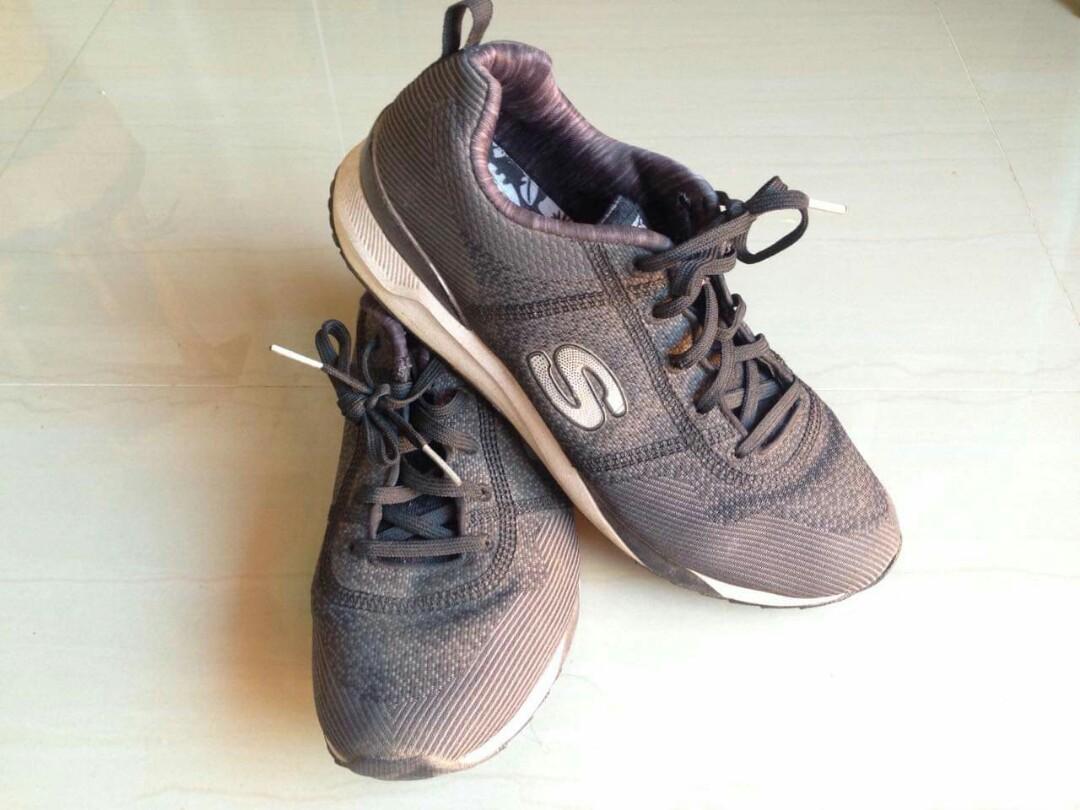sketchers black memory foam