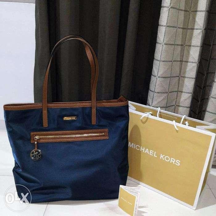 SALE Bnew Authentic Michael Kors Kempton Navy Large Nylon Tote Bag, Women's  Fashion, Bags & Wallets, Tote Bags on Carousell