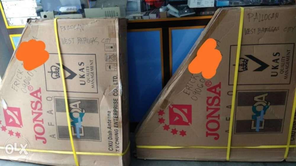 8ft Jonsa Cband Satellite Dish Antenna 240cm (Category: TV Parts & Accessories) located in Mandaluyong City. Submitted by billyun (Listing ID 238504111, Image 3). Description: For Sale Satellite Dish Antenna Brand: Jonsa Size:8ft or 240cm Type:Solid type - Petal-type with satellite stand ** Features: -Receiving all single and dual polarized C-band satellite signals -Receiving horizontal and vertical signal -Excellent DRO and gain flatness -Qualif