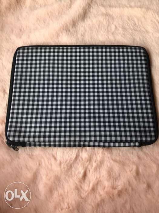 Laptop case (Category: Laptops & Notebooks) located in Caloocan City. Submitted by darigold1 (Listing ID 238508207, Image 2). Description: This listing is hosted on Carousell on behalf of OLX Philippines. Pre loved laptop case 13 in x 10 in x 1 in in size. Washable with foam cushion covering..