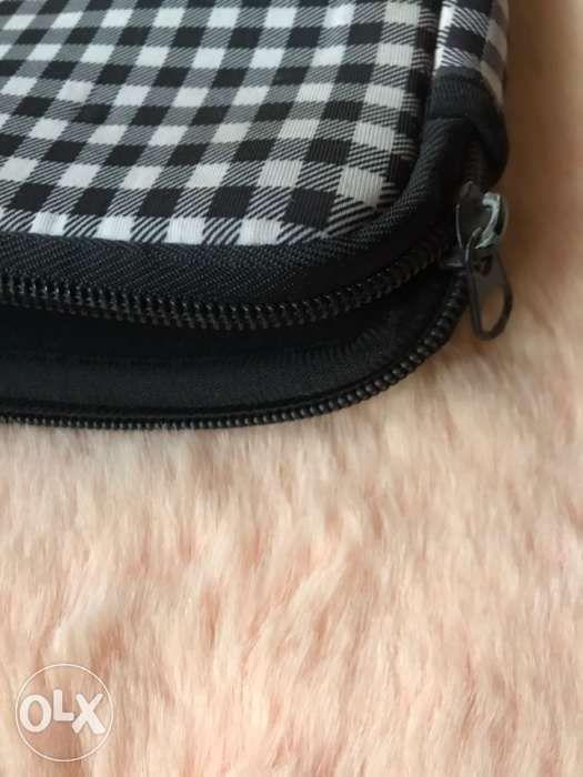 Laptop case (Category: Laptops & Notebooks) located in Caloocan City. Submitted by darigold1 (Listing ID 238508207, Image 3). Description: This listing is hosted on Carousell on behalf of OLX Philippines. Pre loved laptop case 13 in x 10 in x 1 in in size. Washable with foam cushion covering..