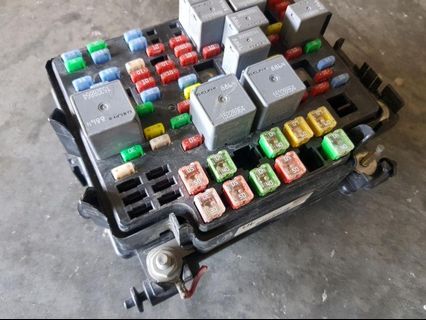 Hummer H2 Chevrolet Suburban Ford Expedition Fuse Box Used