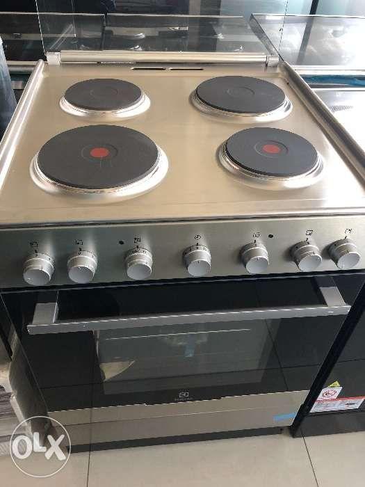 60 cm Electric Cooking Range and Oven (Category: Cookware & Accessories) located in General Emilio Aguinaldo. Submitted by rghernandez.trading (Listing ID 238565005, Image 2). Description: Electrolux EKS61300OX Cooking Range with its Precision Heat Control feature 2 in 1 Free Standing Electric Cooker and Oven 5 Cooking Functions Cooking Versatility. Mp:P32,500 Srp:P21,500 Brandnew dilapidated box ,open box or dented unit w/ warranty of Electrolux