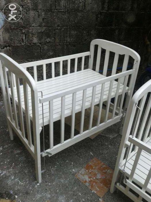 baby crib white and wood