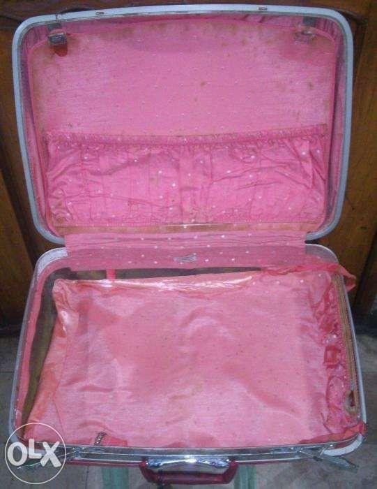 Samsonite Silhouette medium luggage vintage used red (Category: Luggage) located in Manila. Submitted by binondodentist (Listing ID 238607389, Image 2). Description: -PAKIBASA PO DESCRIPTION -AVAILABLE ANG ITEM AS LONG AS IT IS POSTED -pickup in my office in Binondo (Pacific Centre building - Quintin Paredes St.) or outside Lucky Chinatown Mall Samsonite Silhouette luggage -Red -slightly used -Approximately 60x20x44cm -part of interior fabric lin