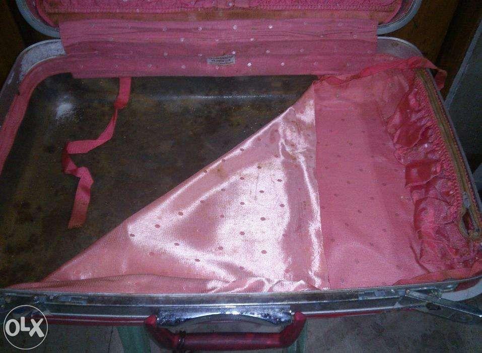 Samsonite Silhouette medium luggage vintage used red (Category: Luggage) located in Manila. Submitted by binondodentist (Listing ID 238607389, Image 3). Description: -PAKIBASA PO DESCRIPTION -AVAILABLE ANG ITEM AS LONG AS IT IS POSTED -pickup in my office in Binondo (Pacific Centre building - Quintin Paredes St.) or outside Lucky Chinatown Mall Samsonite Silhouette luggage -Red -slightly used -Approximately 60x20x44cm -part of interior fabric lin