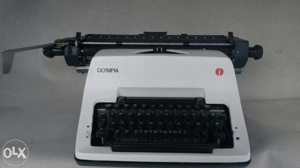 Manual Typewriter Brand New Heavy Duty and portable, Audio, Portable