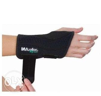 MUELLER Fitted Right Wrist Brace Support Strap Small Medium ZQ012H