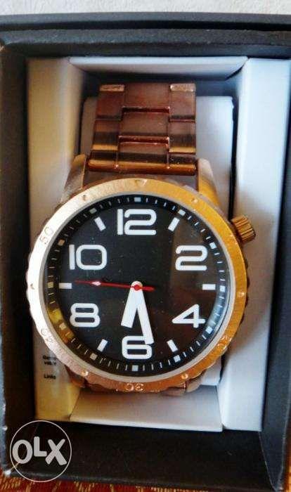 Identification] Can anyone identify this watch worn by Aaron Paul in  Breaking Bad? : r/Watches