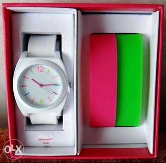 Xhilaration Watch (by Target) Womens White with 2 Extra Straps 27872XT NewUSA