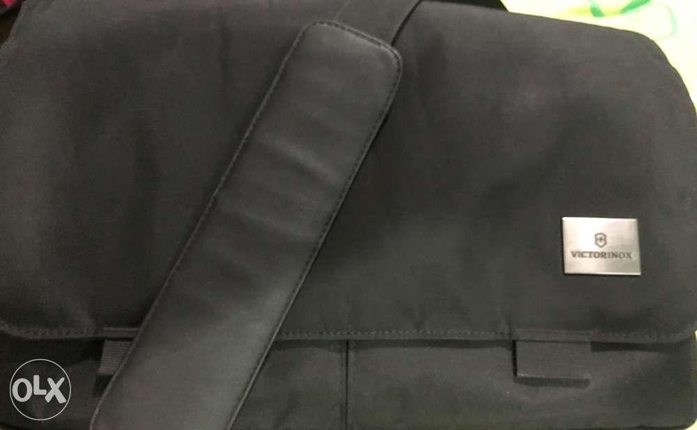 Victorinox Messenger Bag, Men's Fashion, Bags, Briefcases on Carousell