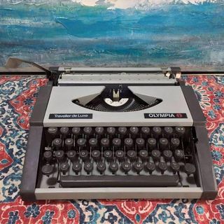 1980 Traveller De Luxe Typewriter