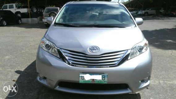 toyota sienna le price