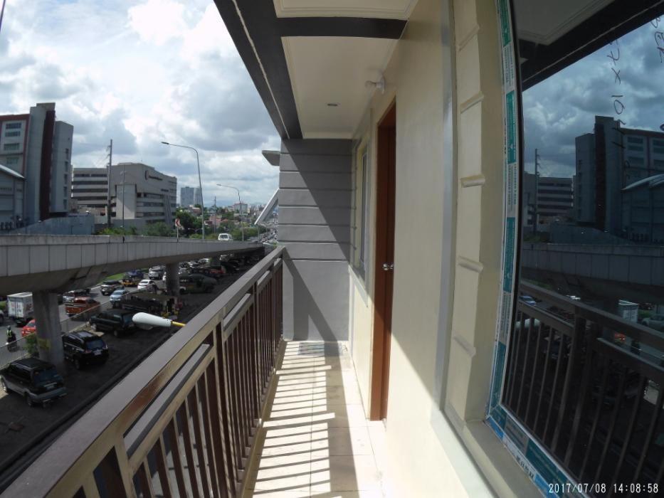 Apartment for Rent at Pembo Makati City in front of Market2x Mall