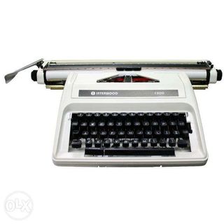 Interwood 18 SemiStandard Manual Typewriter