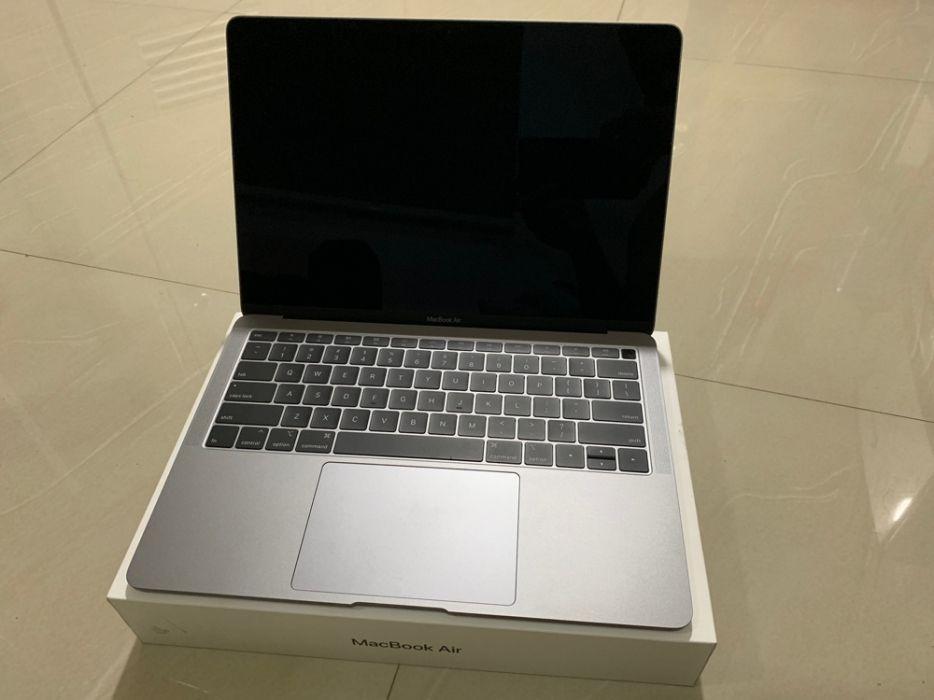 Rush Selling (Category: Laptops & Notebooks) located in Makati City. Submitted by macniel (Listing ID 239023691, Image 2). Description: MacBook Air (Retina, 13inch, 128GB, 2018).