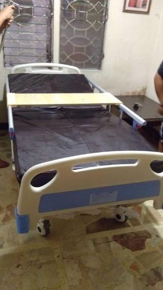 Hospital bed 3 cranks