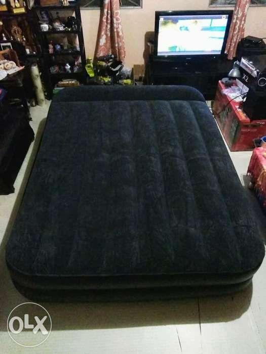 AIR BED 5 ADVENTURIDGE queen inflatable airbed with built in elec pump, Sports Equipment