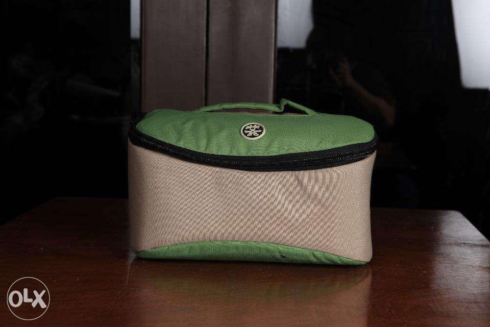 Crumpler bucket Barney (Category: Camera Bags & Carriers) located in Manila. Submitted by belletsy (Listing ID 239177824, Image 3). Description: Material Exterior: Water resistant 420 denier Ripstop Nylon shell Interior: Brushed Nylon lined main compartment Interior: Fully padded Type of Closure Double sided zipper Exterior Dimensions 13.78 x 7.48 x 7.48" (35 x 19 x 19 cm) (WxHxD) Volume Interior: 427.17 cubic inch (7.0 cubic liters).