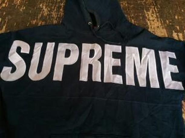 Hoodie supreme banner Fesyen Pria Pakaian Baju Luaran di Carousell