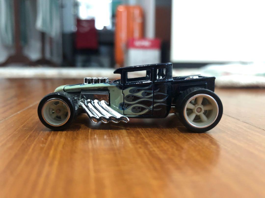 Hot Wheels Loose Larry s Garage Bone Shaker Hobbies Toys Toys