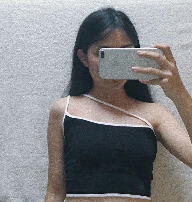 ONE SHOULDER BLACK TOP WITH WHITE OUTLINE (Category: Sleeveless) located in Paranaque City. Submitted by fa000 (Listing ID 238630980, Image 2). Description: A ONE OF A KIND PIECE. Can easily be paired with beige trousers to give you a sophisticated yet outgoing look. LIMITED STOCKS ONLY!!!! Pre-orders for other sizes are also available!!! .