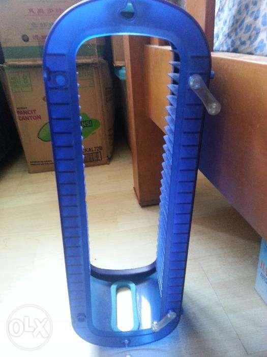 CD holders (Category: Storage Boxes & Baskets) located in Manila. Submitted by kchingx (Listing ID 239302918, Image 2). Description: tray-style holder - 150 (20 CDs) blue holder wall-mount can hold up to 25 CDs - 350 (as far as i know it is AVEC brand) new not used but old stock no box..