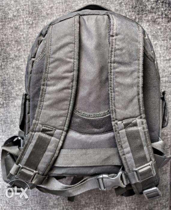 Radium dslr back pack (Category: Camera Bags & Carriers) located in Manila. Submitted by zelbo (Listing ID 239307046, Image 3). Description: Radium dslr back pack Thick padding All zippers working.