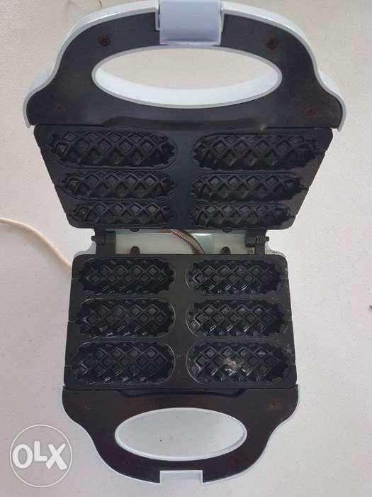 Hotdog Waffle Maker (Category: Bakeware) located in Manila. Submitted by pwedrod (Listing ID 239313670, Image 3). Description: American Heritage Hotdog Waffle Maker AHHDM-52 9 x 9 x 4.5 in 220v For pick up/meet up in Antipolo. Delivery can be arranged at buyer's expense..