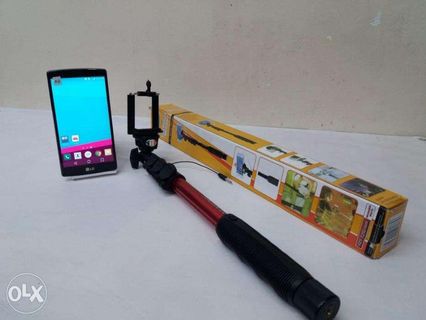 LG G4 Smartphone with YunTeng 1188 Selfie Monopod