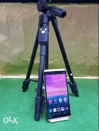 LG V20 Smartphone with Yunteng VCT5208 Tripod with Shutter