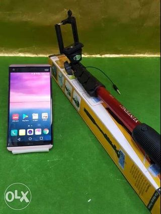 LG V20 Smartphone with YunTeng 1188 Selfie Monopod