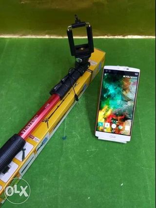 LG V10 Smartphone with YunTeng 1188 Selfie Monopod