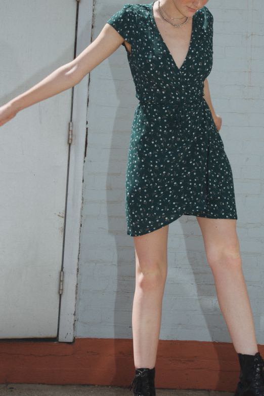 brandy melville green floral robbie wrap dress, Women's Fashion, Tops