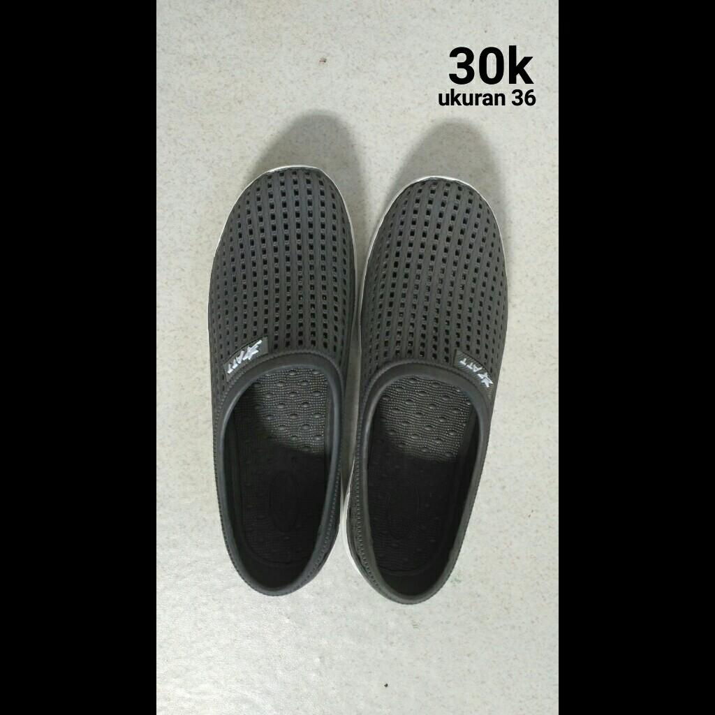 Sepatu Karet New Era Fesyen Pria Sepatu Sandal Di Carousell