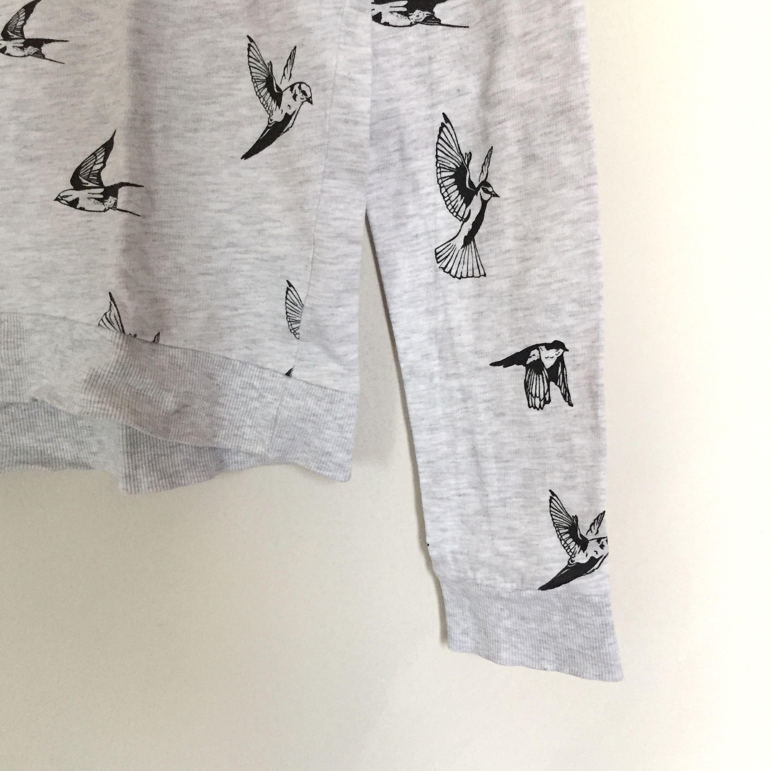 Sweater H M Bird Fesyen Wanita Pakaian Wanita Atasan Di Carousell