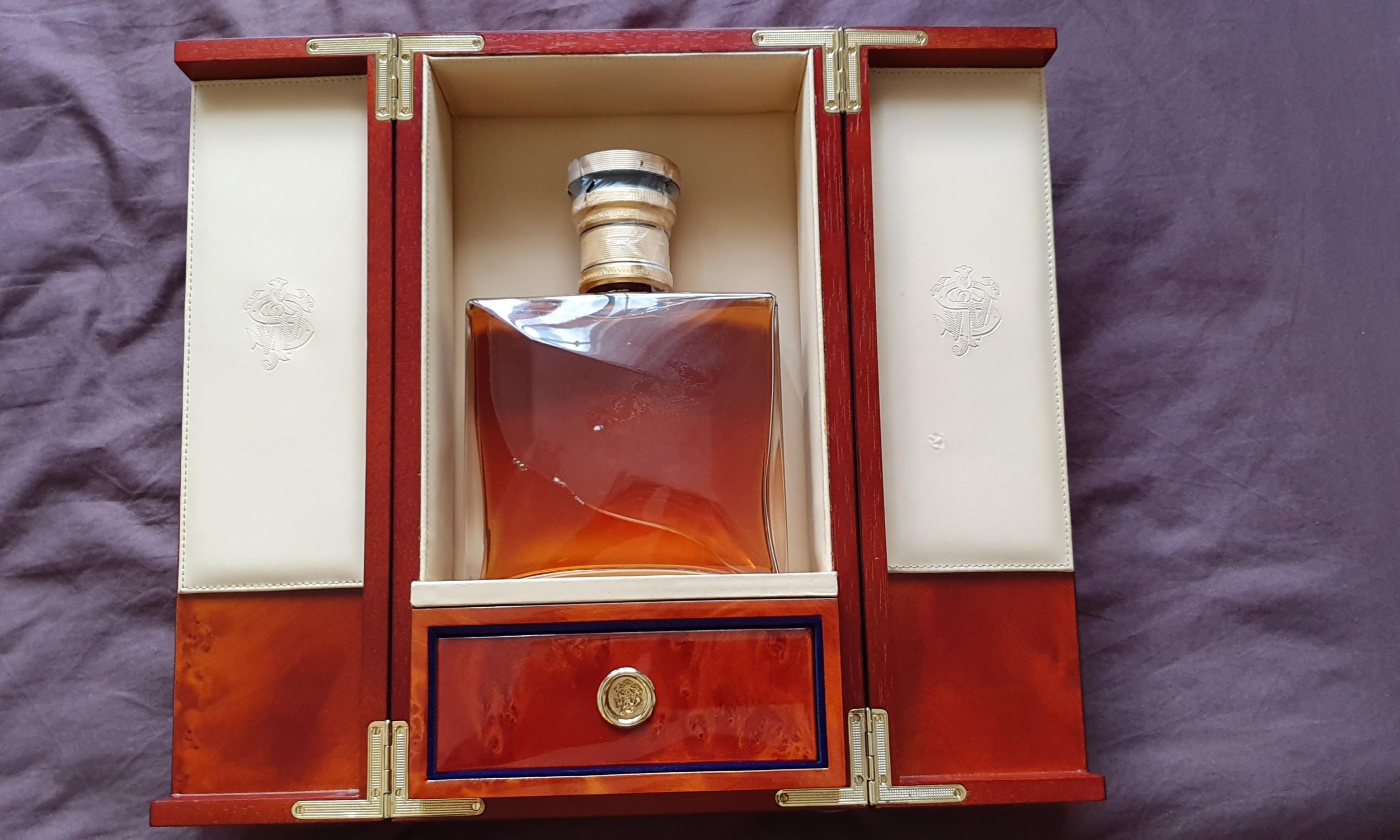 the john walker whisky in baccarat crystal decanter - w/box