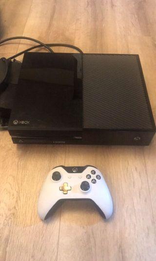 Xbox one with lunar white controller