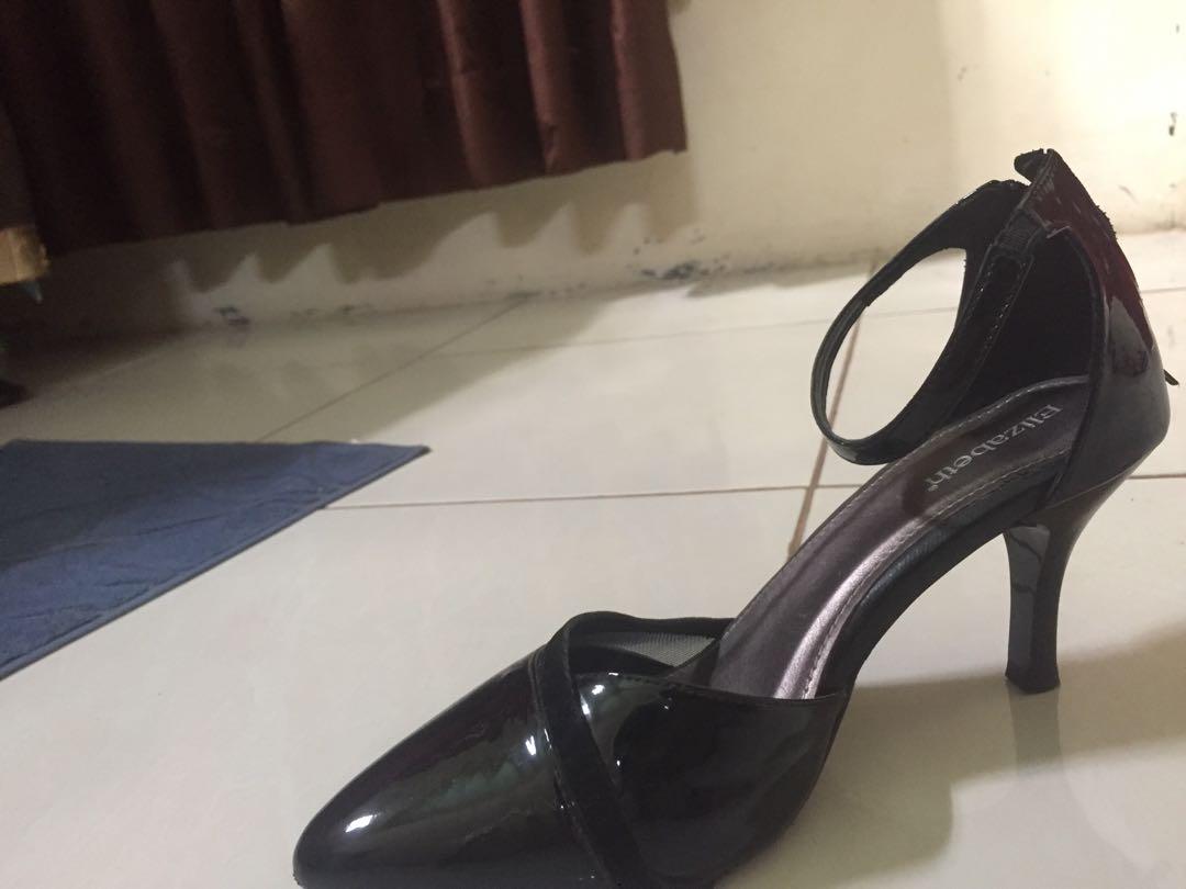 Heels Hitam Elizabeth Tertutup Depan Good Condition Bahan Luar Plastic Fesyen Wanita Sepatu Di Carousell