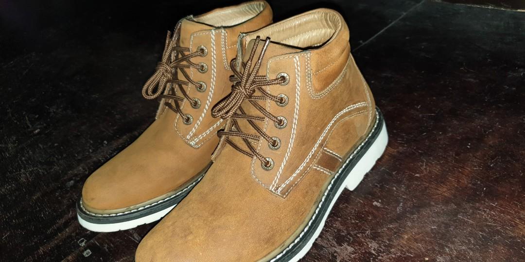 Selling Men's Suede Boots (Category: Boots) located in Pasay City. Submitted by dominico69 (Listing ID 239713316, Image 1). Description: Selling Men's Suede Boots Size: EU 40, UK 6, US 7 Brand: Gibi Condition: Used (used only for a few times) Deal Meet-up Location: Forum Robinsons, Mall of Asia.