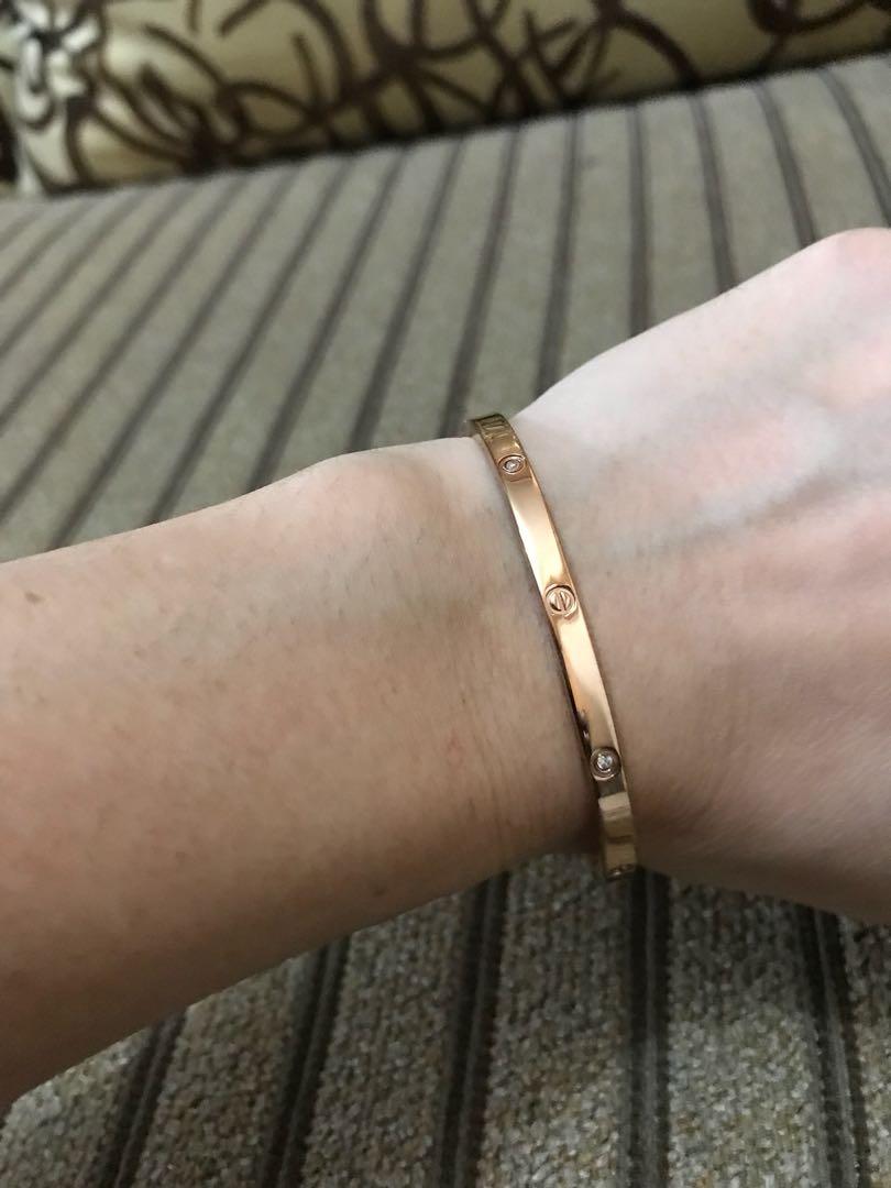Gelang cartier titanium, Fesyen Wanita, Perhiasan di Carousell