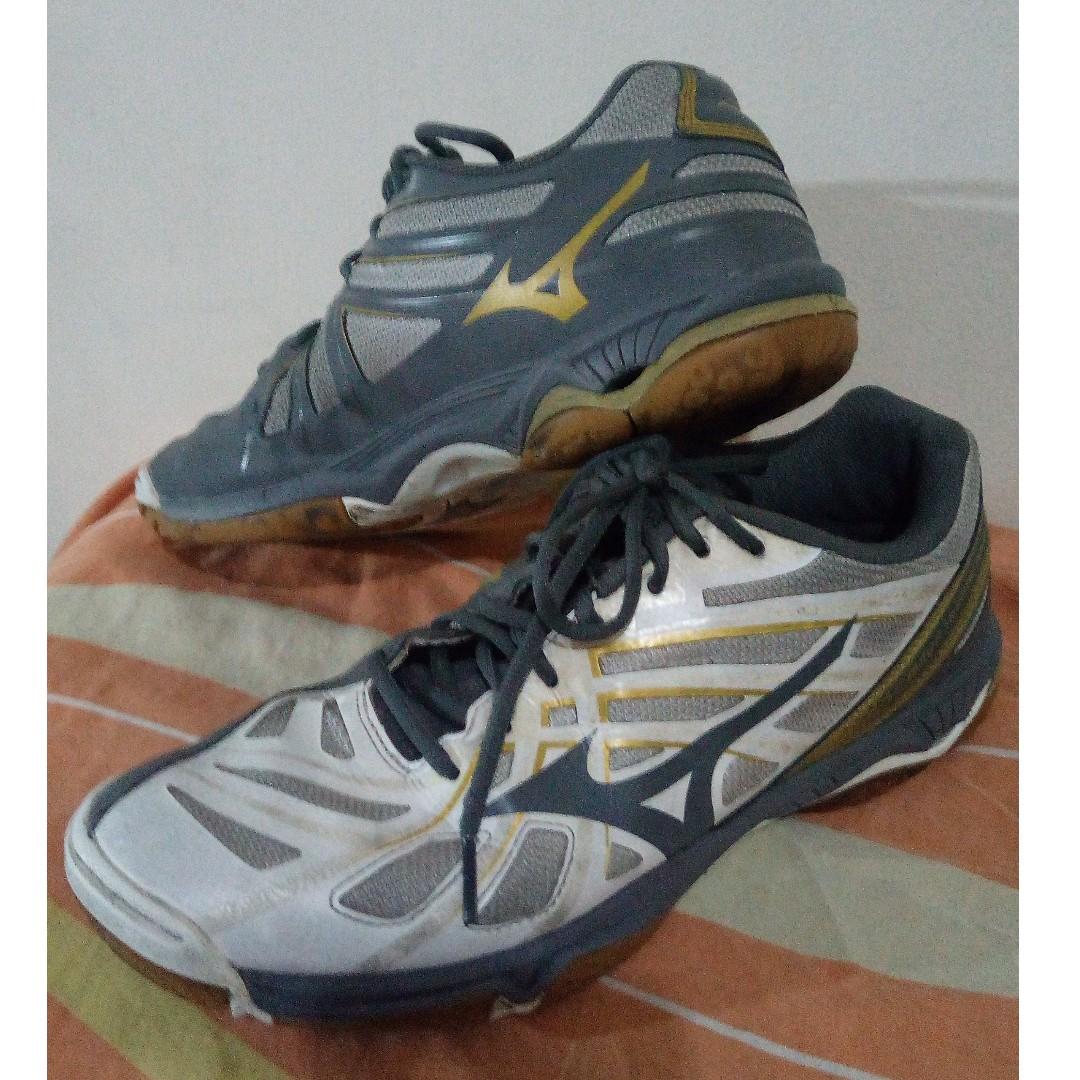 mizuno vs asics volleyball shoes