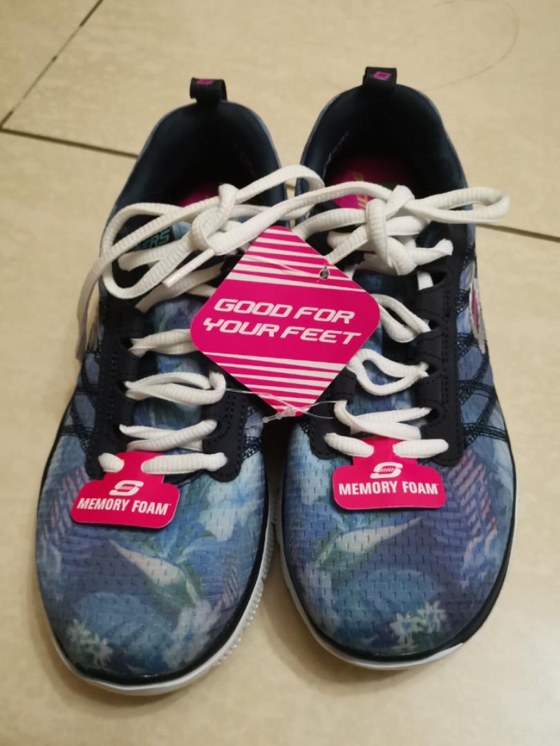 Skechers memory foam hotsell lightweight