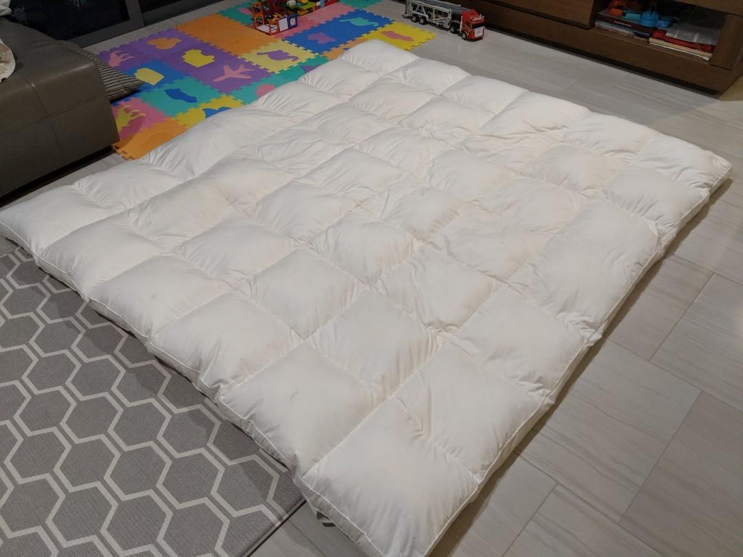 FREE! The Old Empire mattress topper, king size, Furniture & Home