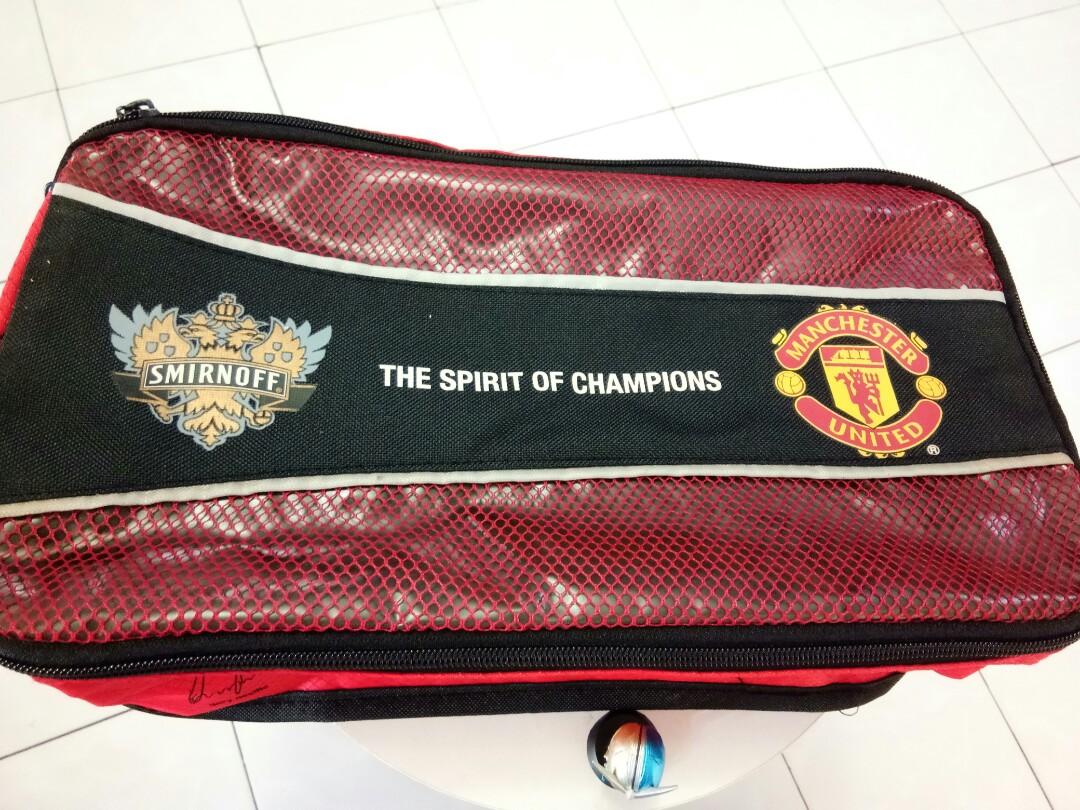 Manchester united limited Boot Bag, Men's Fashion, Activewear on Carousell