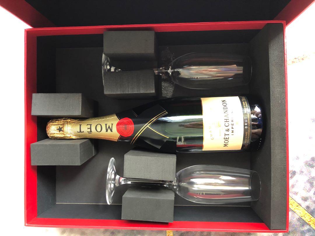 champagne gift set with glasses