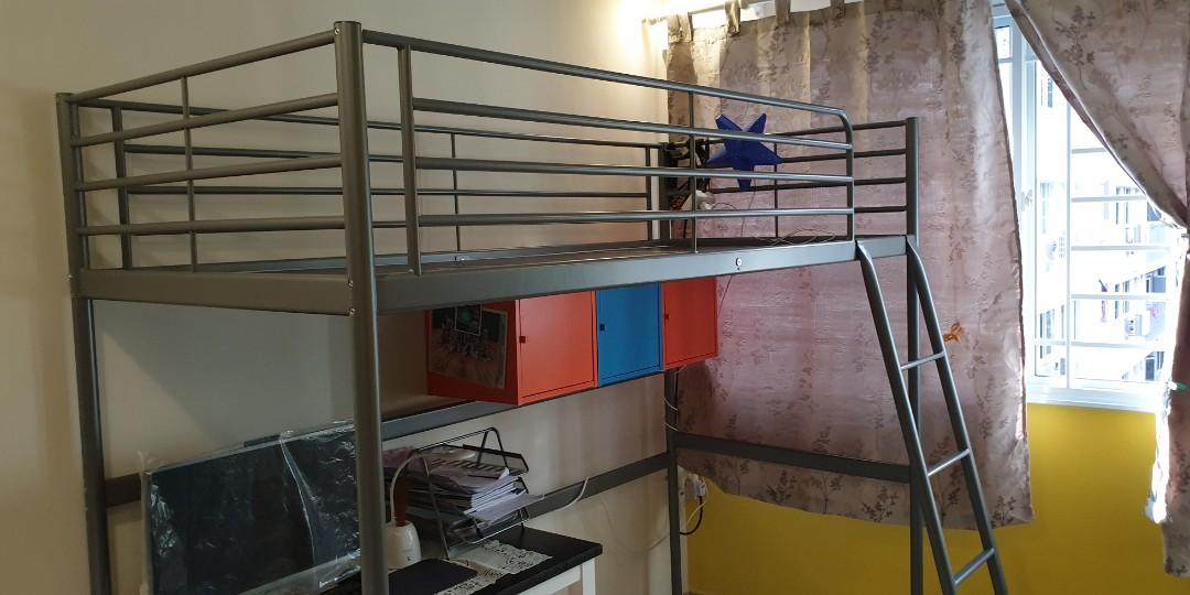 svarta loft bed